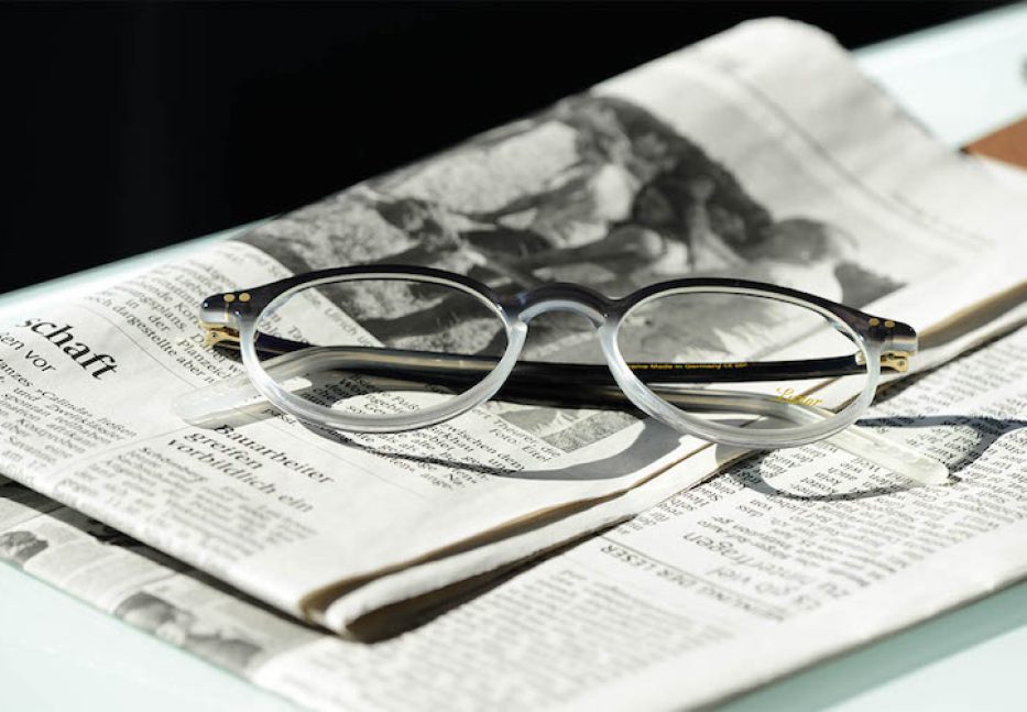 Augenoptik_Lunor_Lesebrille_Sievers_Berlin Brille auf einer Zeitung liegend