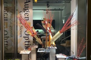 Neue Dekoration im Schaufenster