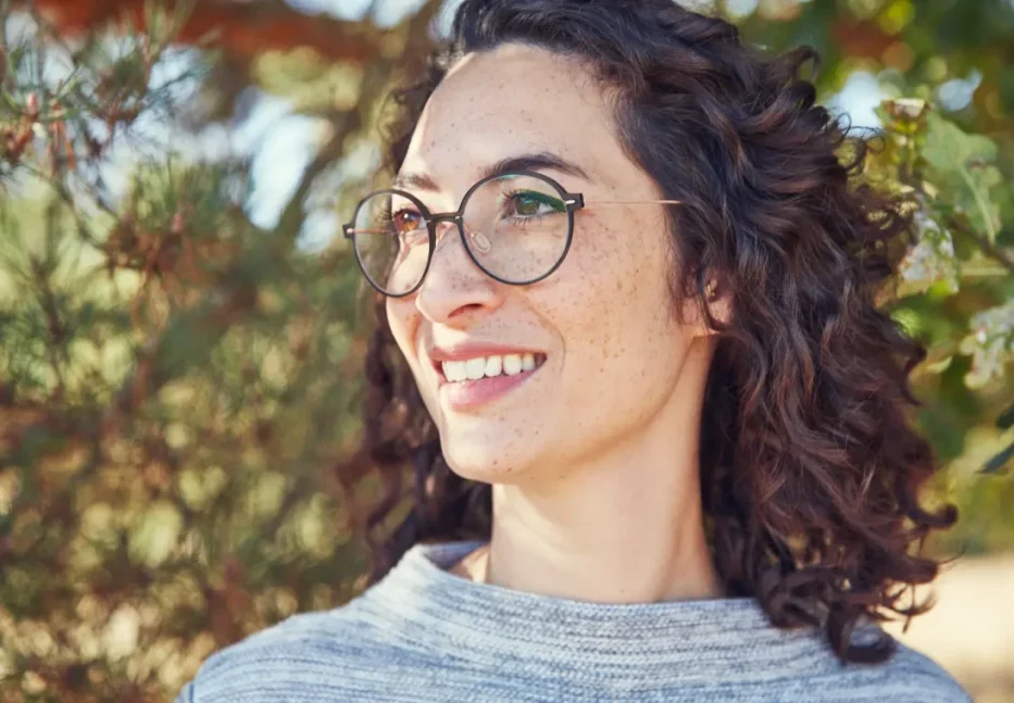 Hübsche junge Frau mit Brille
