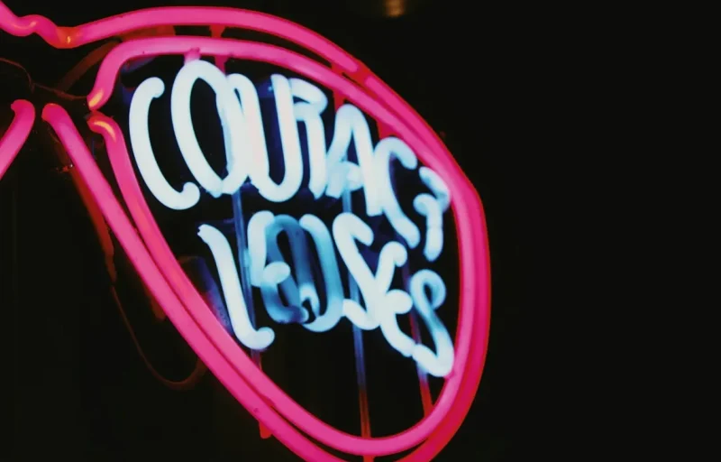 contact-lenses-Kontaktlinsen-jon-tyson-Bvo5VcrLeHQ-unsplash Neon-Schild Contact Lenses